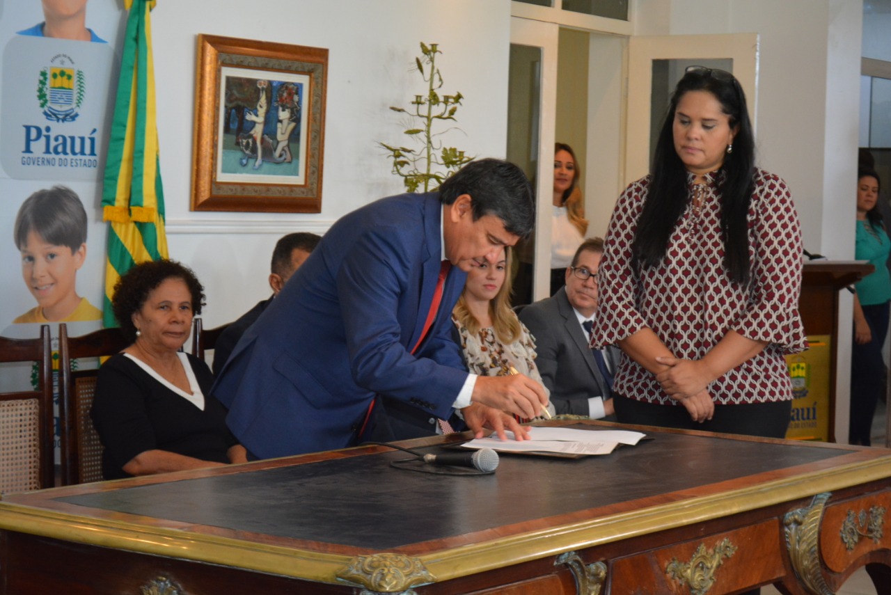 Governador do Piauí, Wellington Dias assina o pacto no Karnak